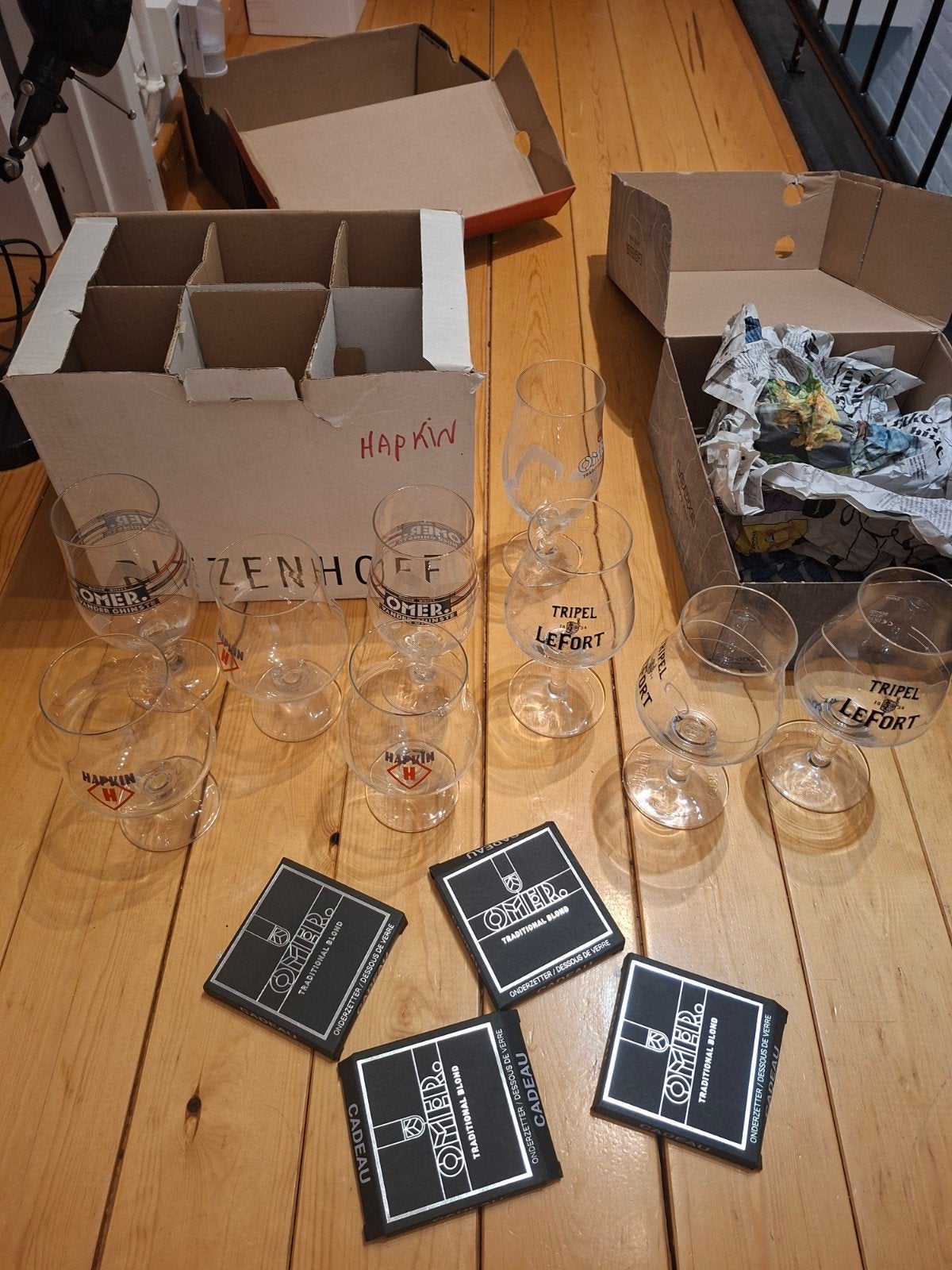 Gratis glazen en onderzetters, Ophalen