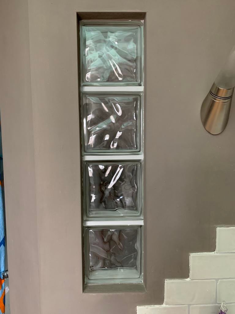 Quatre carreaux de bloc de verre, Enlèvement