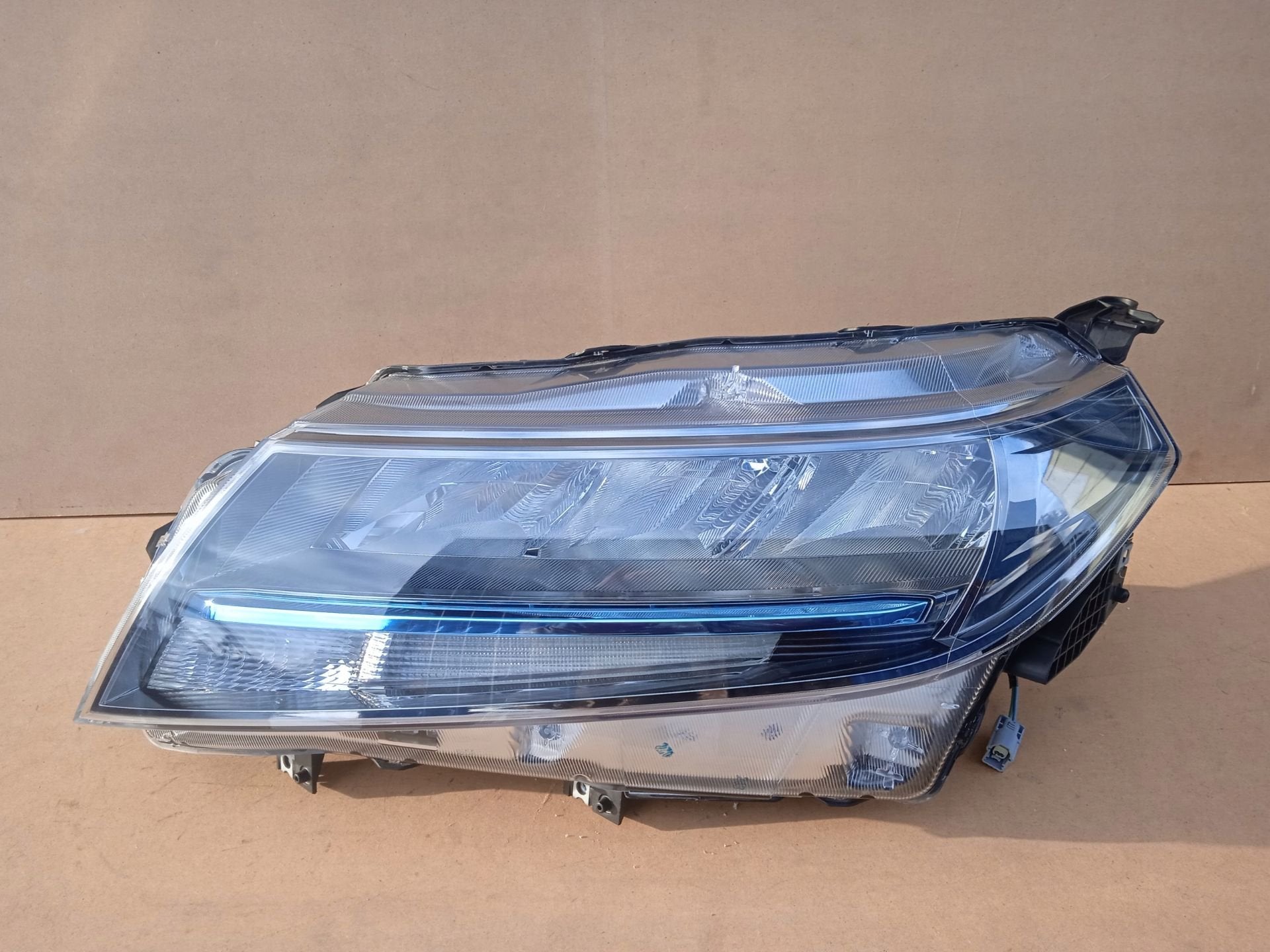 Suzuki Vitara Koplamp Links 100-7R016, Gebruikt, Info@suzuki.co.jp, Takatsuka-cho, Chuo-ku 300
432-8611  Hamamatsu, Suzuki Motor Corporation