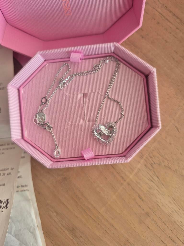 Swarovski ketting hartje, Ophalen