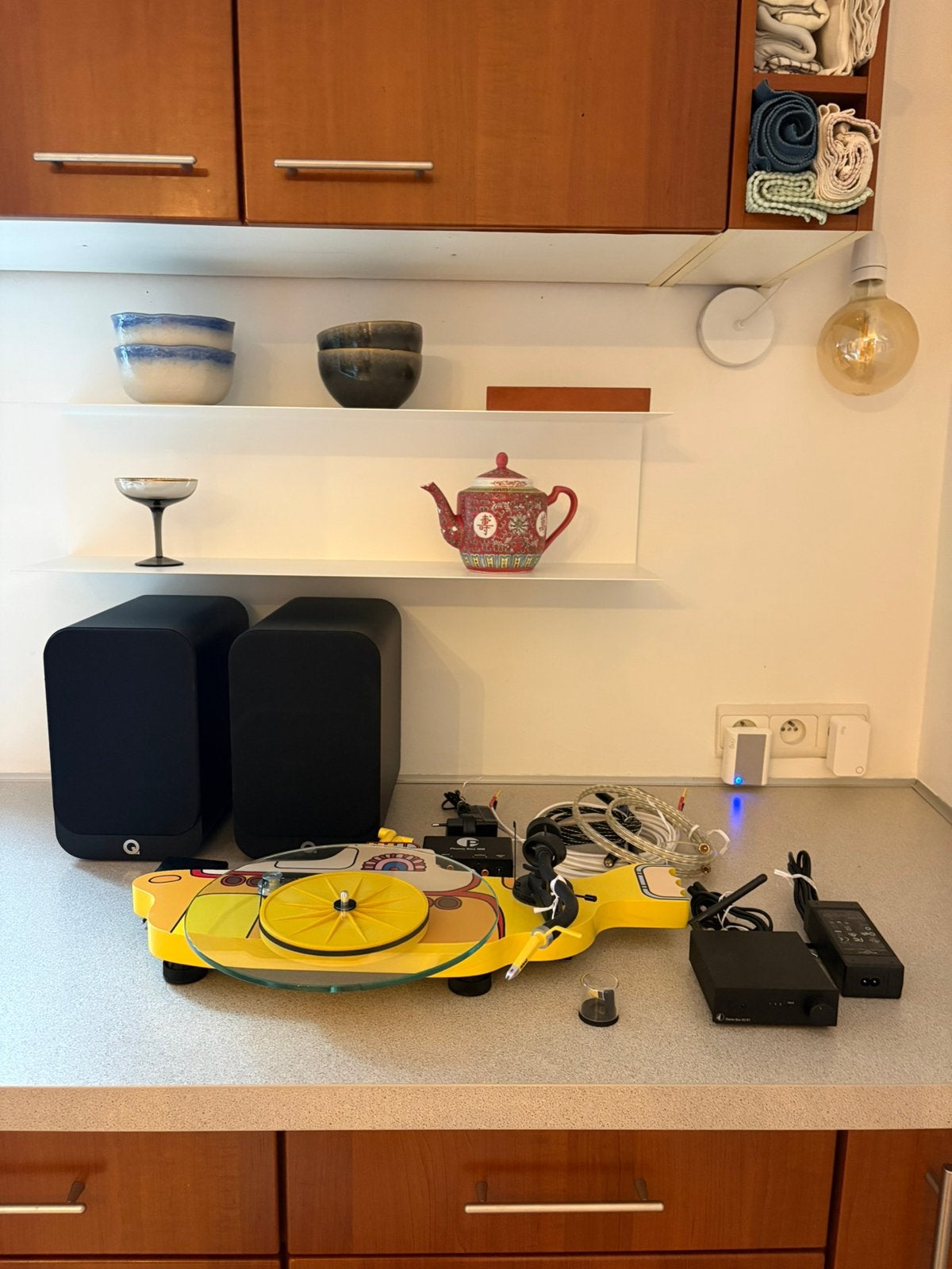 Pro-ject Yellow Submarine Turntable w/ QED speakers and more, Ophalen, Zo goed als nieuw, Speakers