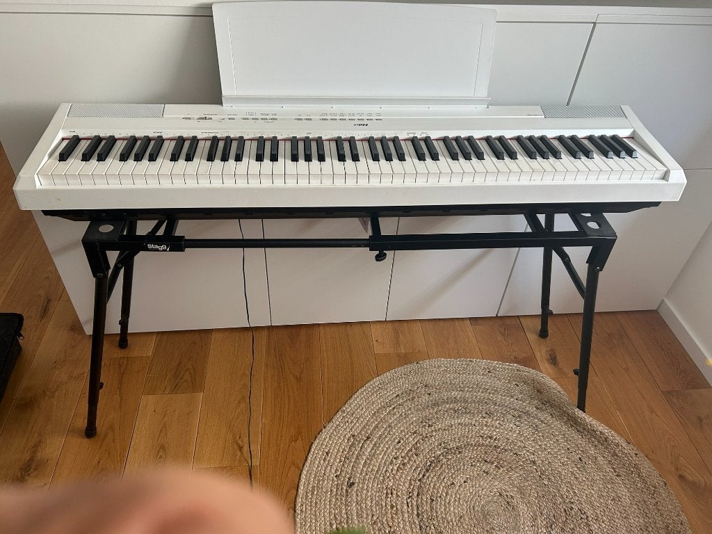 Piano blanc Yamaha P-115 avec support, Digital, Enlèvement, Utilisé, Piano