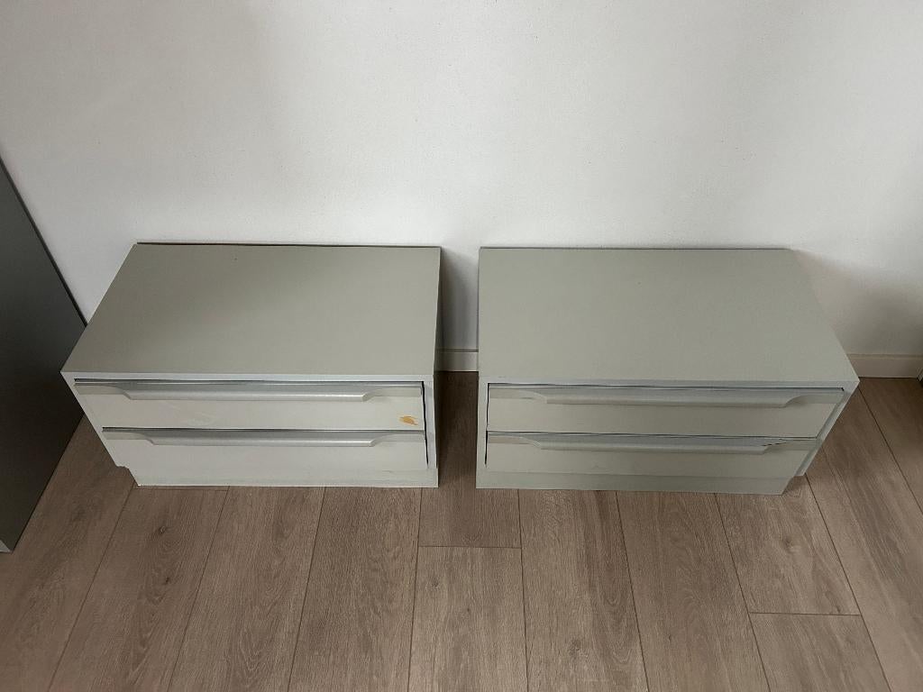 2 tables de chevet grises avec tiroirs, Enlèvement, Utilisé