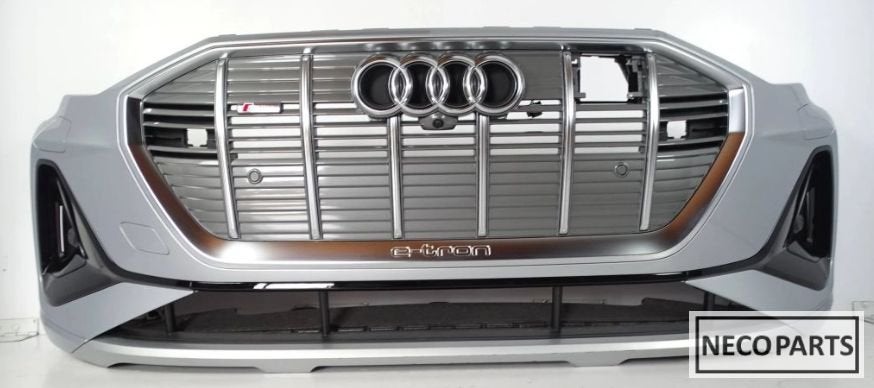 AUDI E-TRON VOORBUMPER ORIGINEEL COMPLEET ALLES LEVERBAAR!!!, Gebruikt, -, Voor, -