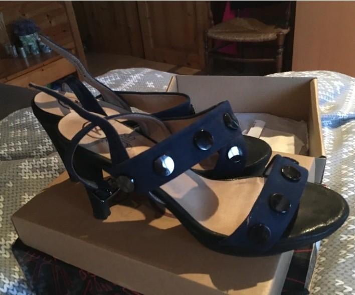 Blauwe pump met studs en hoge hak, Kleding | Dames, ANDERE, Blauw, Ophalen of Verzenden, Zo goed als nieuw