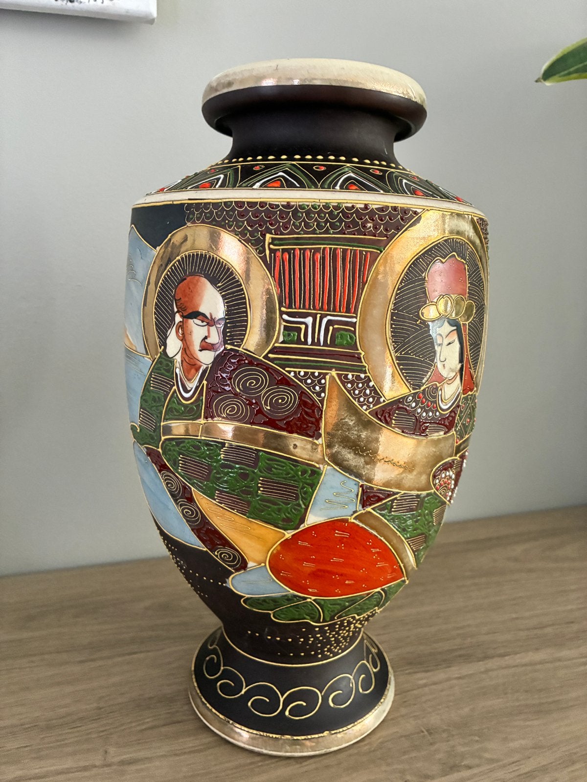 Japanse Satsuma Vaas met Moriage Decor – Gemerkt – Vintage, Ophalen