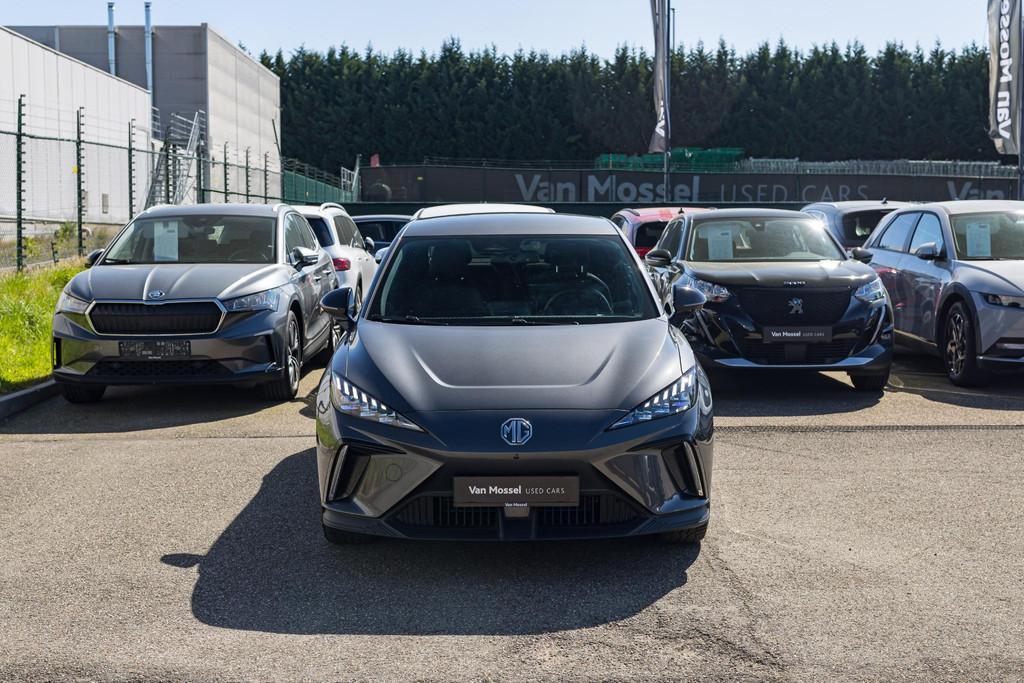 MG MG4 64 kWh Luxury, Auto's, Gebruikt, 1675 kg, 5 deurs, Zilver of Grijs