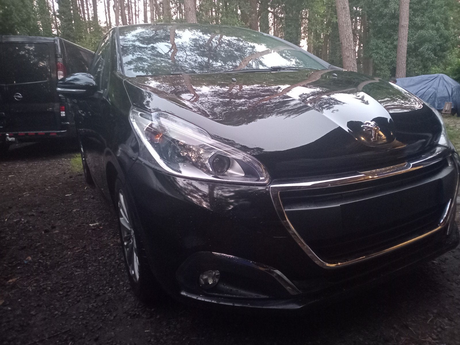 Peugeot 208 - Direct beschikbaar- 0471 8989 30, Euro 5, Zwart, Zwart, Handgeschakeld