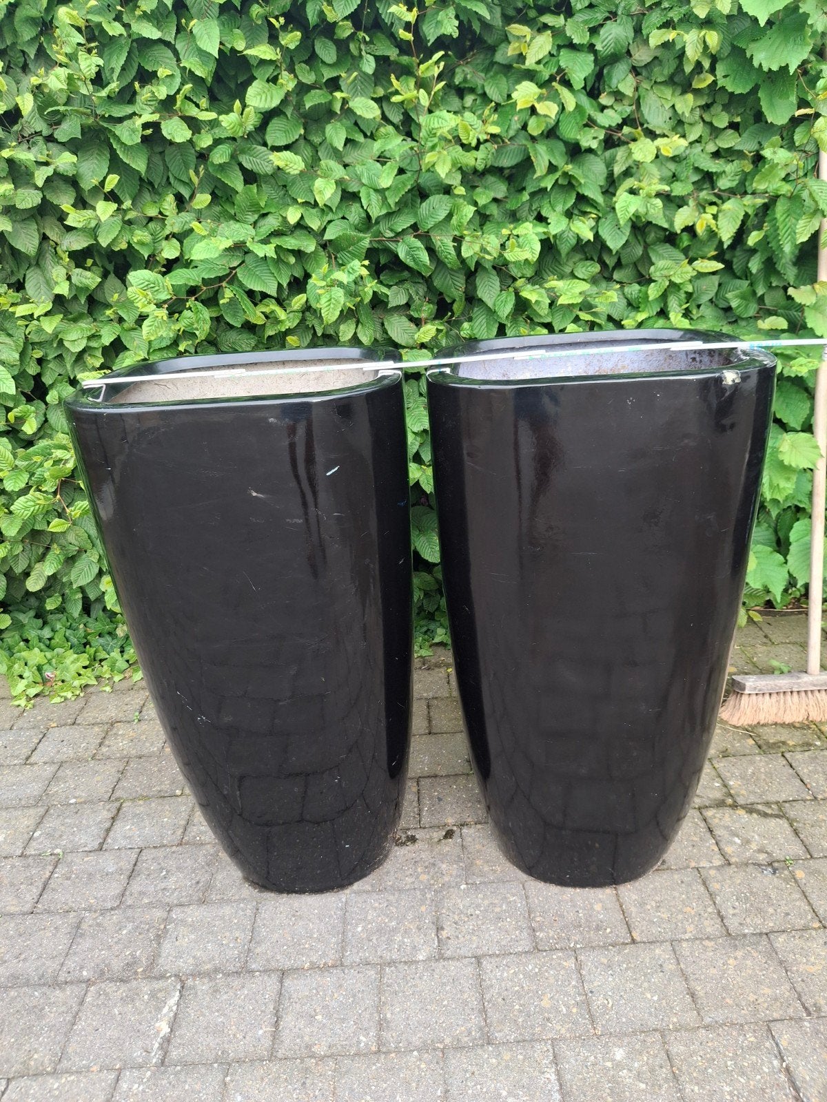2 grote polyester zwarte bloembakken  80 cm hoog en 44 cm  b, Tuin en Terras, Ophalen