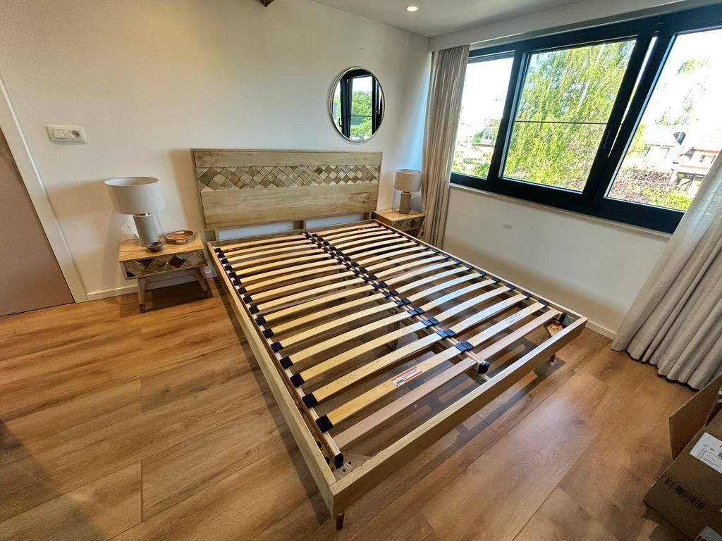 Mangohouten bed, lattenbodem en nachtkastje Maisons Du Monde, Ophalen, Zo goed als nieuw, Hout