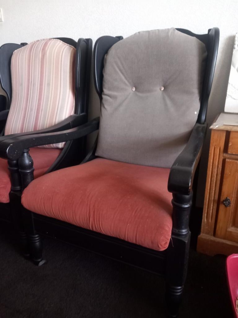2 stoelen,  beschadigd door katten nagels, Huis en Inrichting, Stoelen, Ophalen, Zwart