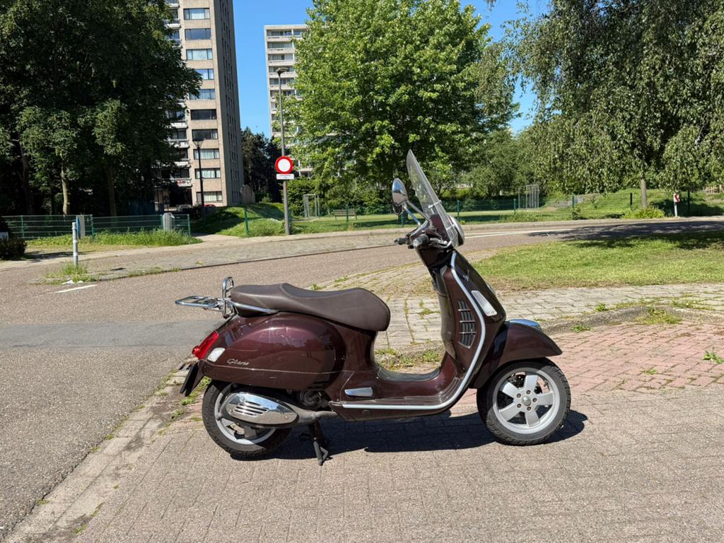 Vespa GTS - 5000 KM - 2010 met accesoires, Fietsen en Brommers, Scooters | Vespa, Ophalen, Zo goed als nieuw