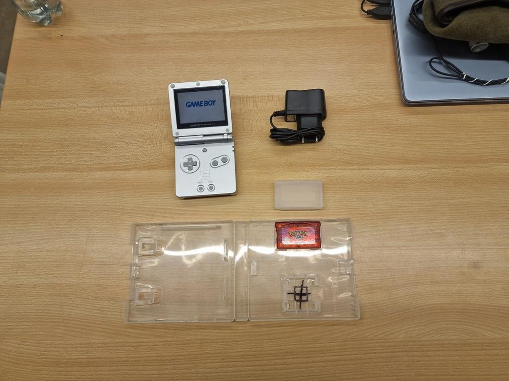 GBA SP Silver  met een origineel pokémon Ruby game, Games en Spelcomputers, Games | Nintendo Game Boy, Ophalen of Verzenden