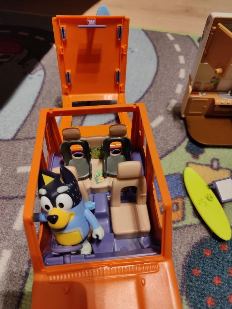 Bluey: auto met camper, boomhut en opbergdoos, Enlèvement, Comme neuf