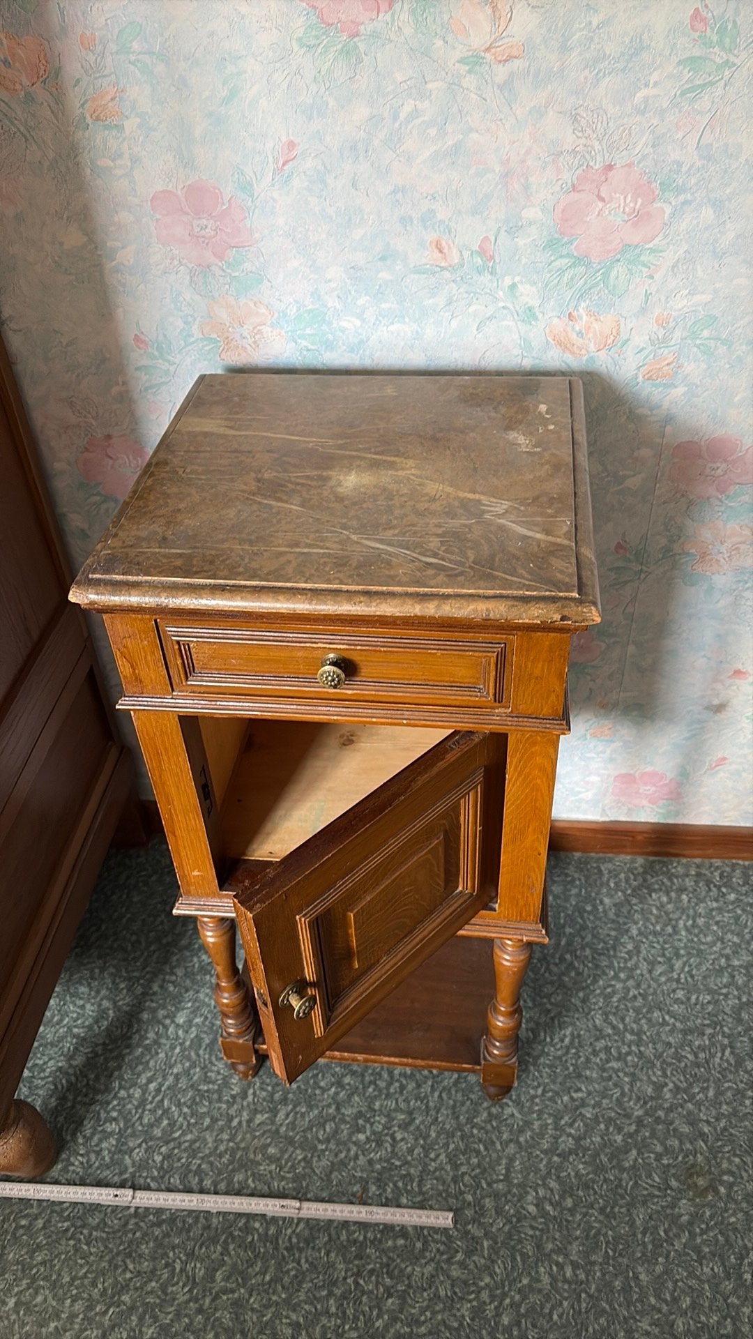 Table de chevet ancienne avec tiroir et porte, 70 cm ou plus, Moins de 45 cm, Enlèvement, Utilisé