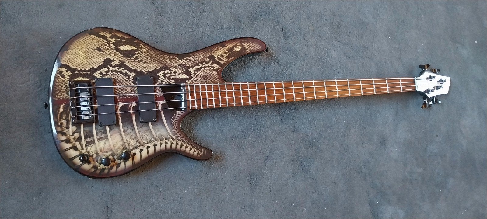 Washburn 'Skin and Bones' 4snaar, actief., Ophalen