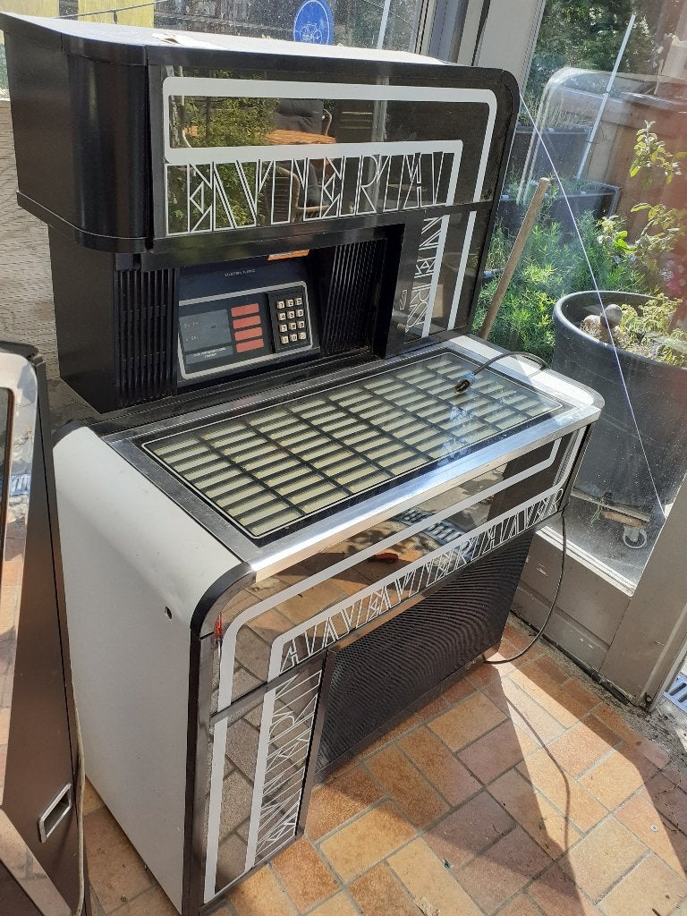 LEGE kast jukebox, Ophalen