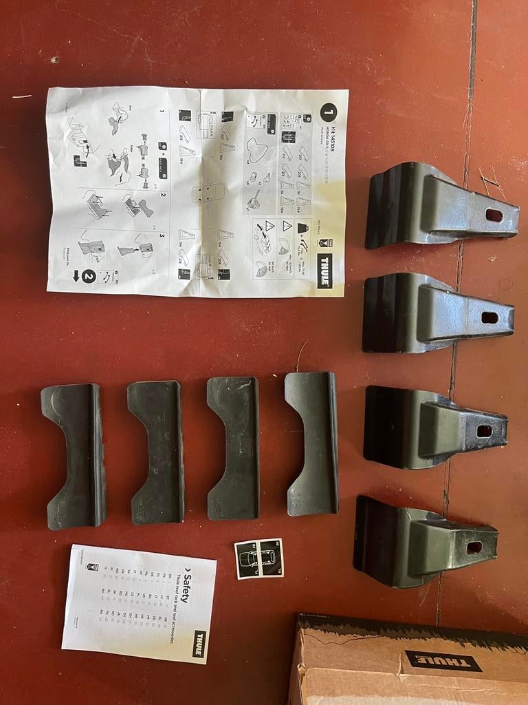 Kit Thule 145108 pour barres de toit fixation Edge Clamp, Autos : Divers, Porte-bagages, Enlèvement, Comme neuf