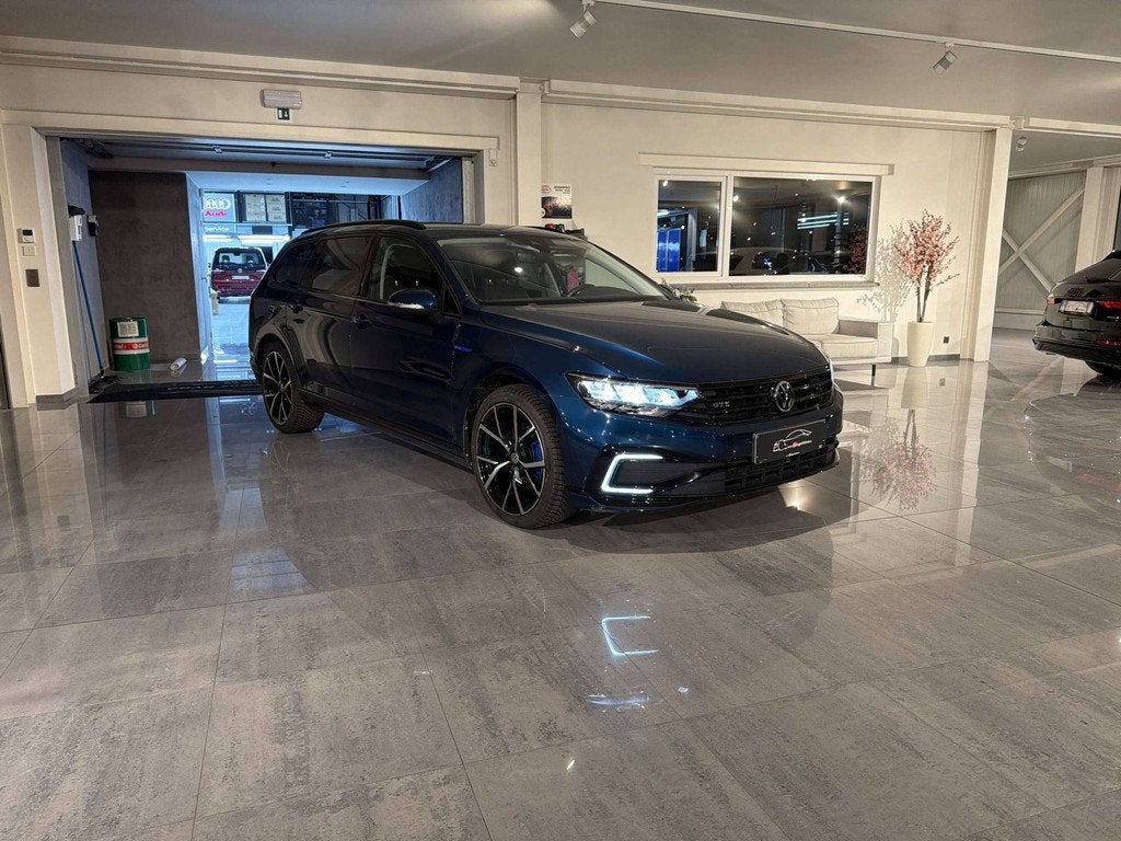 Volkswagen Passat Variant GTE 272PK PLUG IN HYBRIDE * MASSAG, Auto's, Lichtsensor, Stof, Gebruikt, 4 cilinders