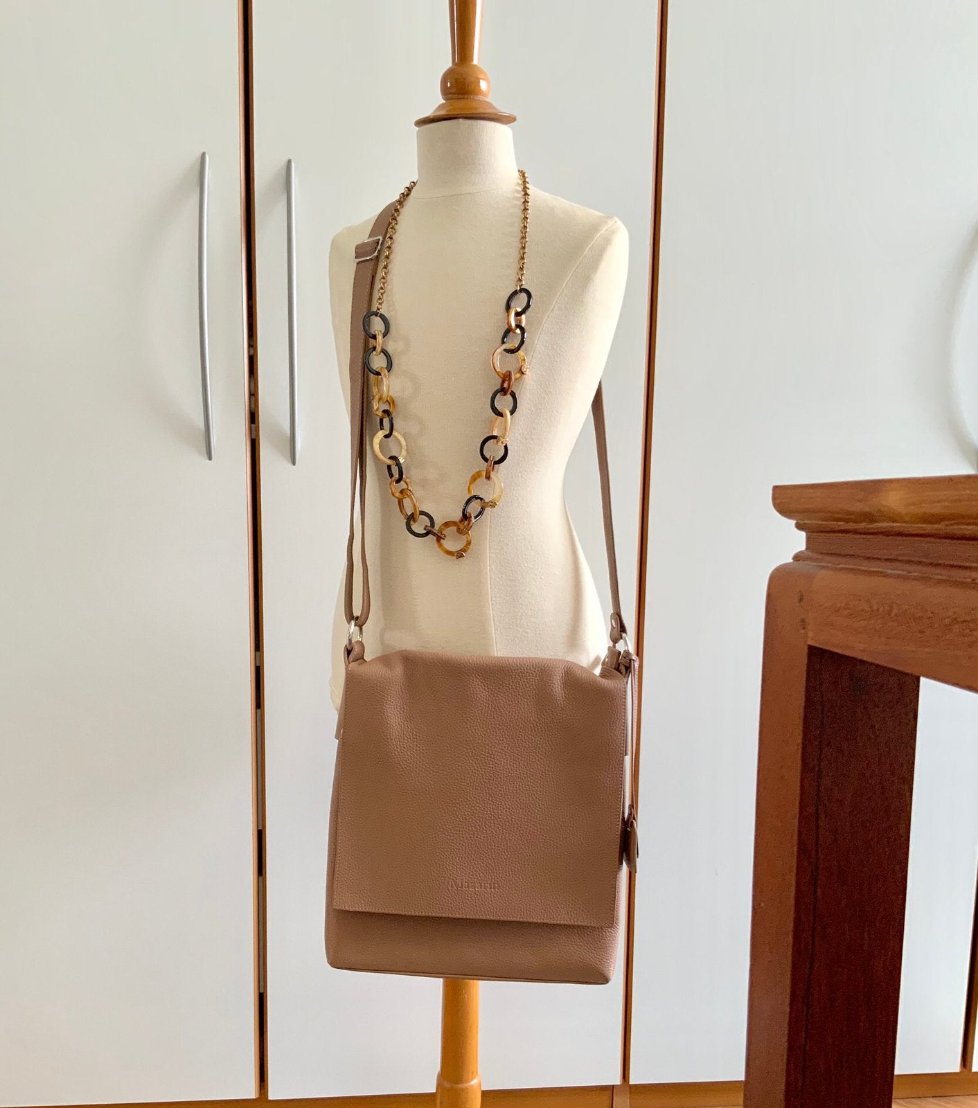Inno Mazarin sac en cuir bandoulière en bon état, Bijoux, Sacs & Beauté, Enlèvement, Comme neuf