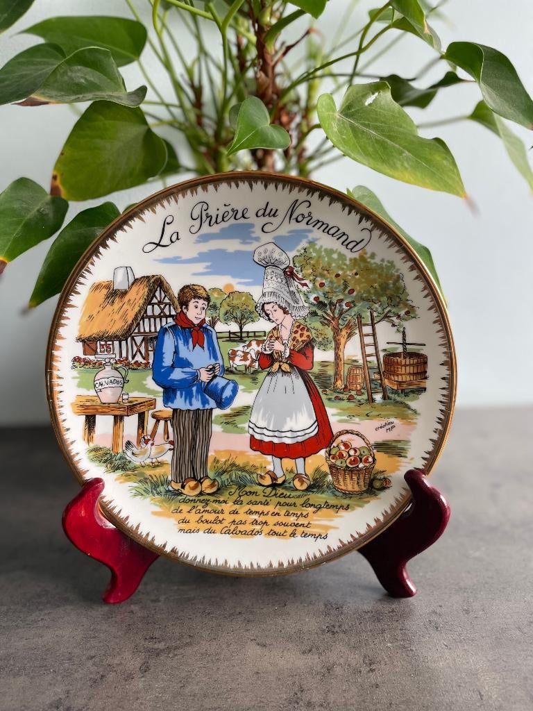 Assiette vintage en porcelaine «La Prière du Normand», Antiquités & Art, Enlèvement