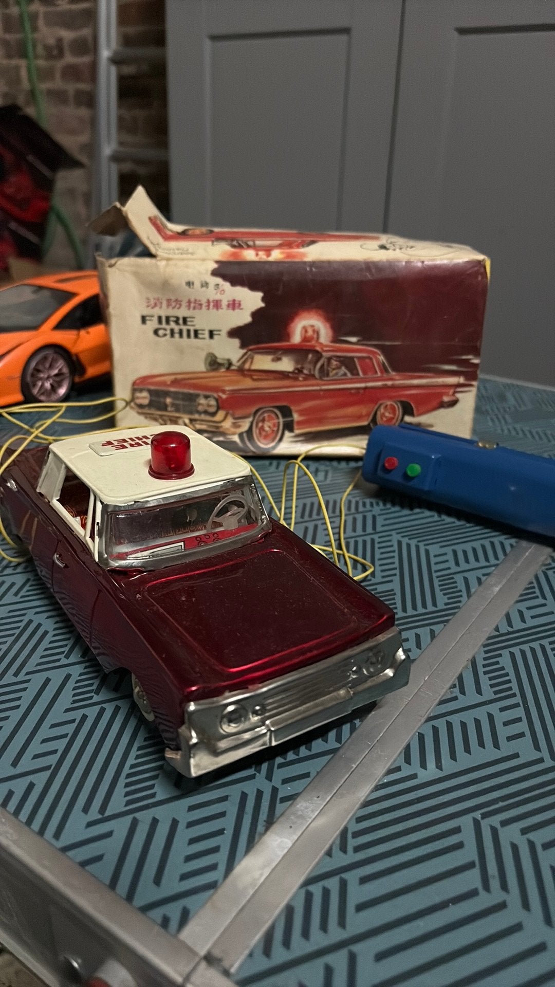 Vintage blikken auto, Ophalen