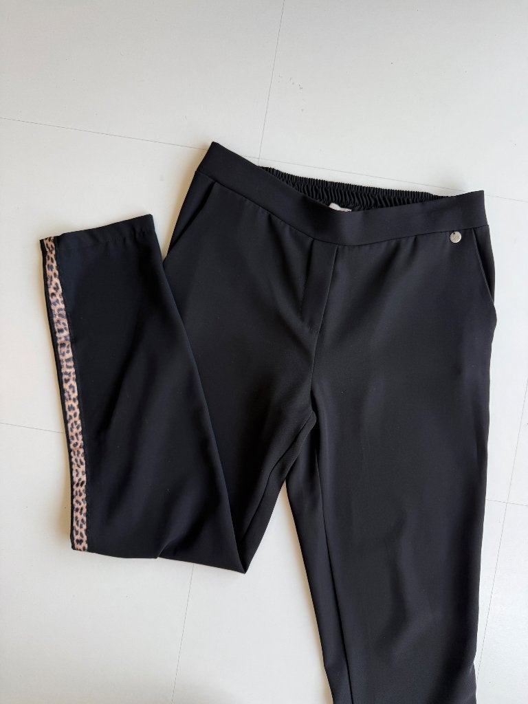 Zwarte broek met streep in panterprint (Amélie & Amélie - M), Vêtements | Femmes, Culottes & Pantalons, Taille 38/40 (M), Enlèvement ou Envoi