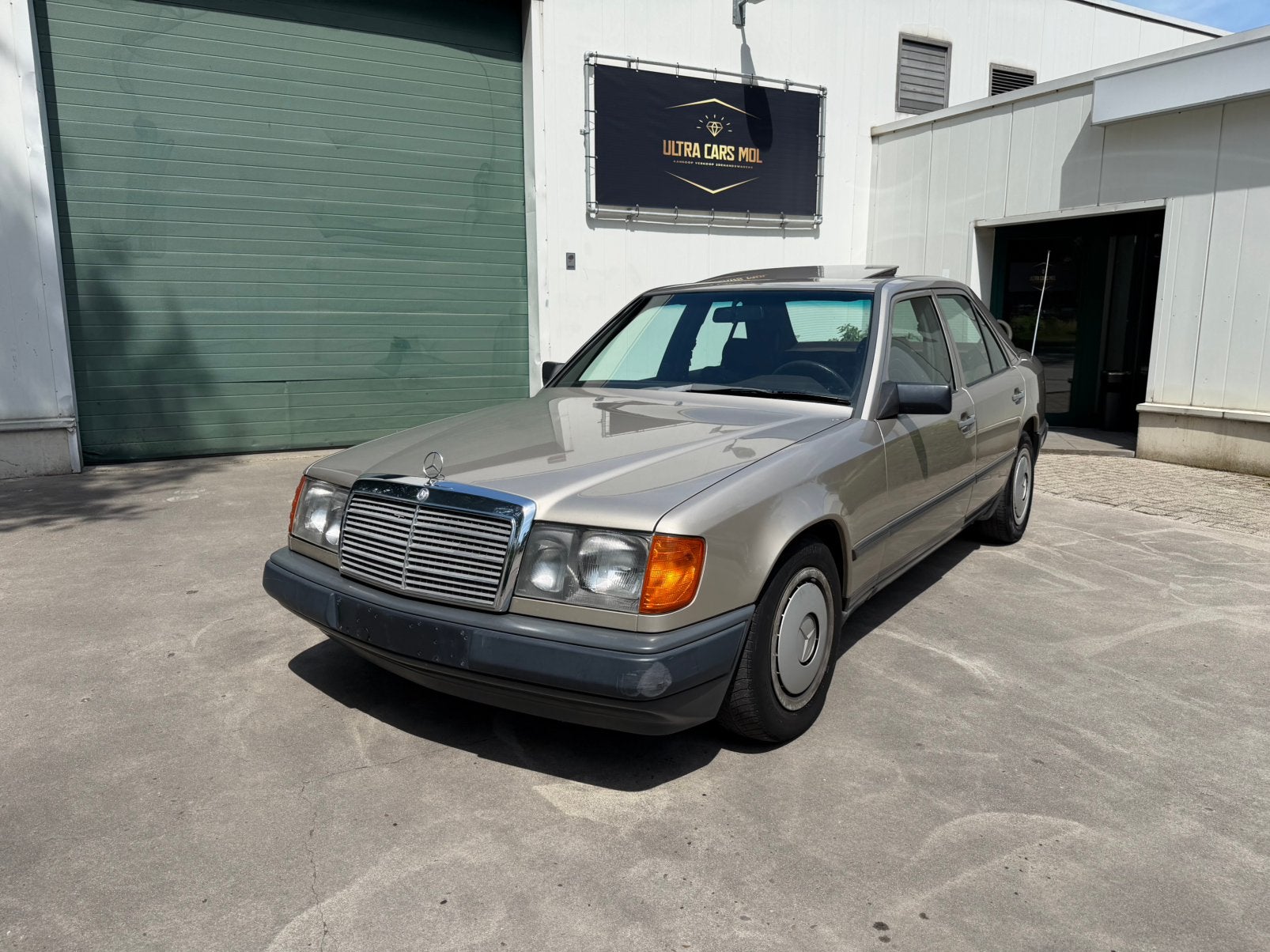 Mercedes 250D W124 Automaat/Oldtimer/166.000km/GEKEURD, Auto's, Mercedes-Benz, Automaat, https://public.car-pass.be/vhr/a4ba4ec2-e8ab-459b-88ea-6d6eff396fd7