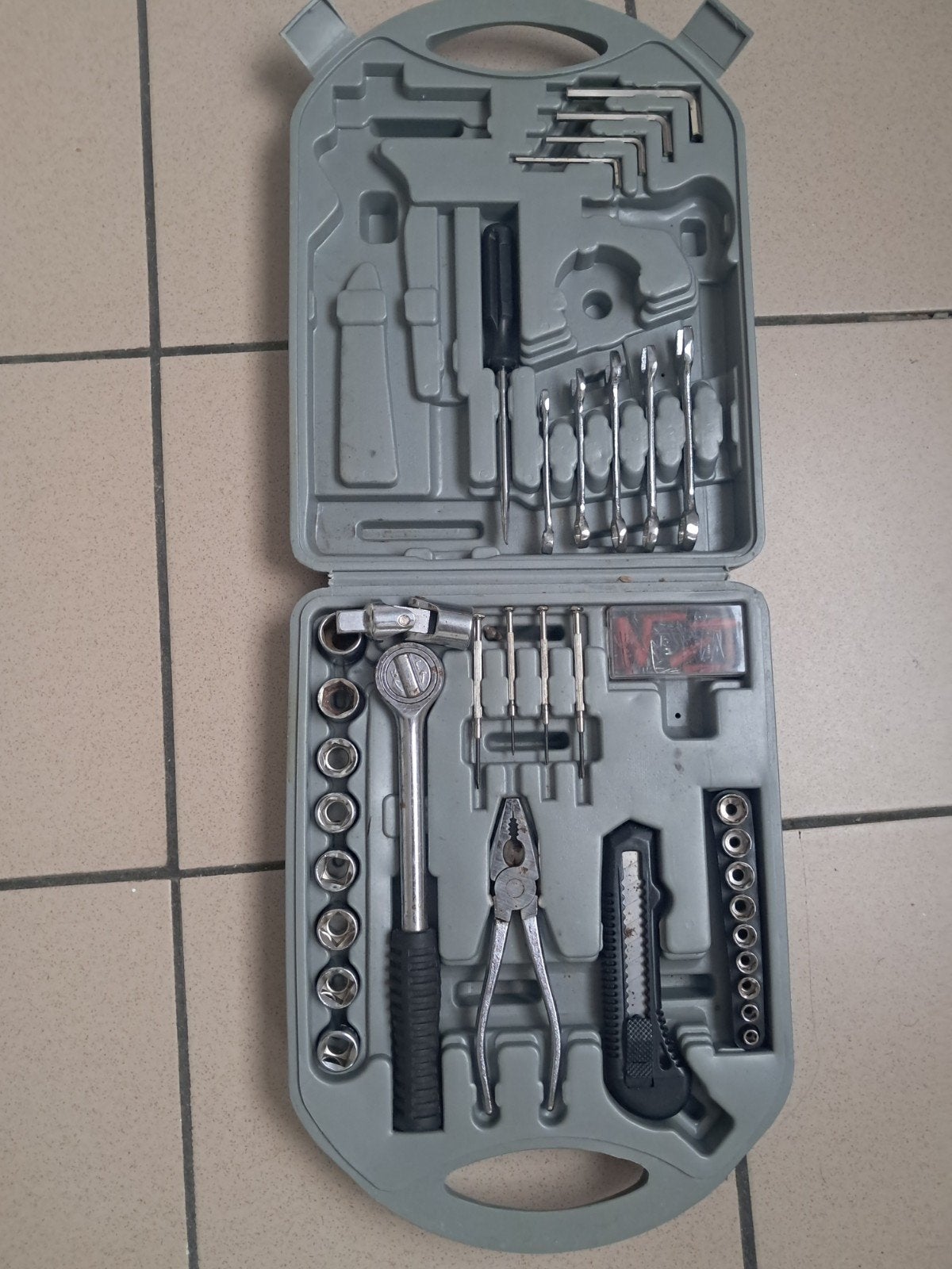 Vend boite a outils avec cle anglaise