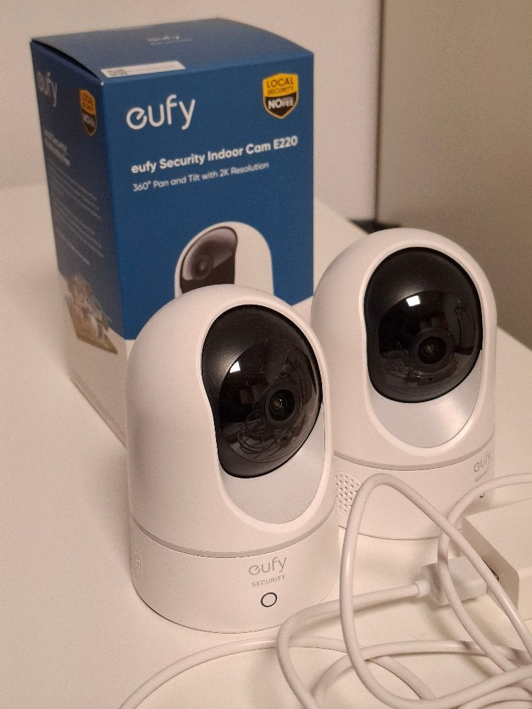 2x Eufy 2K Pan and Tilt camera's, Ophalen of Verzenden, Zo goed als nieuw, Binnencamera