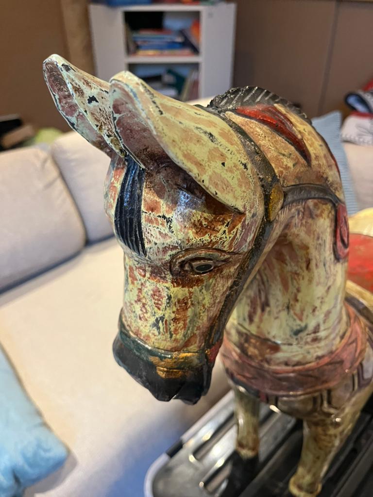 Antieke houten paardje, Ophalen