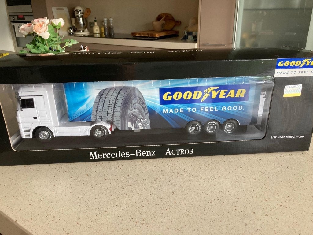 Vrachtwagen Mercedes Benz Actros Good Year, Ophalen, Nieuw