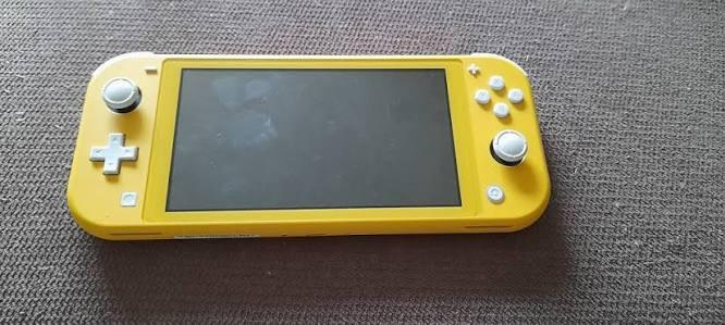 Gele nintendo, Ophalen of Verzenden, Zo goed als nieuw