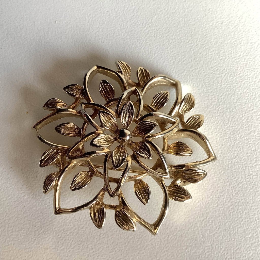 Prachtige vintage Sarah Coventry bloembroche, Handtassen en Accessoires, Broches, Ophalen, Overige materialen, 4 tot 7 cm, Zo goed als nieuw