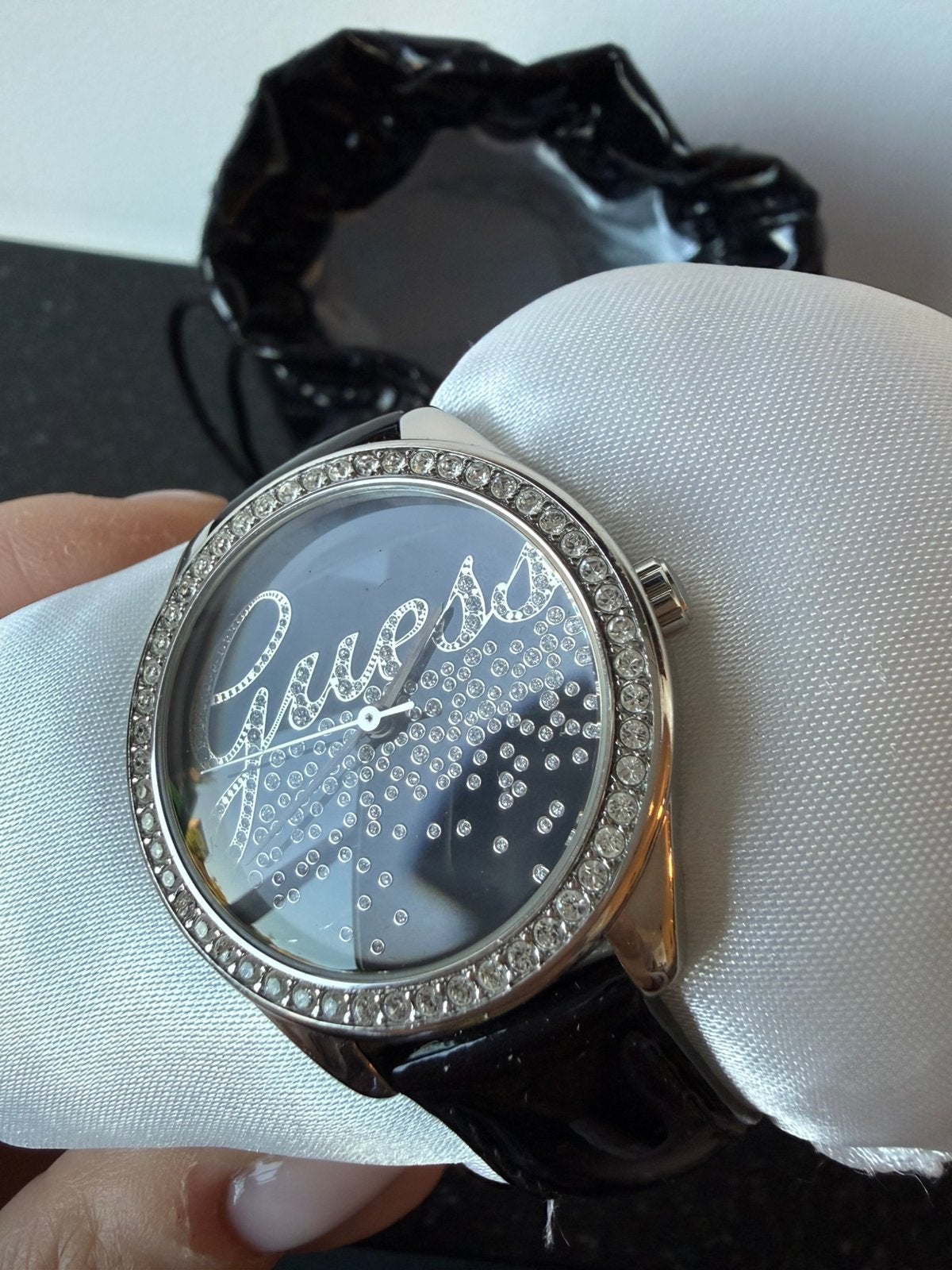 Guess horloge dames zwart kristallen + aankoopbewijs, Handtassen en Accessoires, Horloges | Dames, Ophalen of Verzenden, Zo goed als nieuw