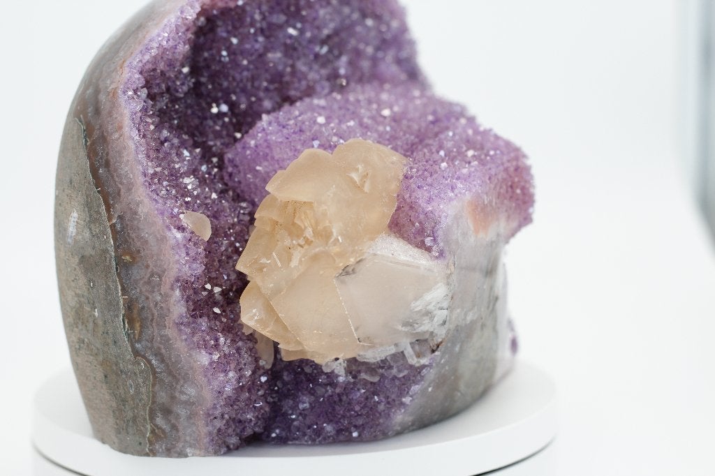 Amethist Geode met Calciet Inclusie 13cm, Ophalen of Verzenden, Mineraal