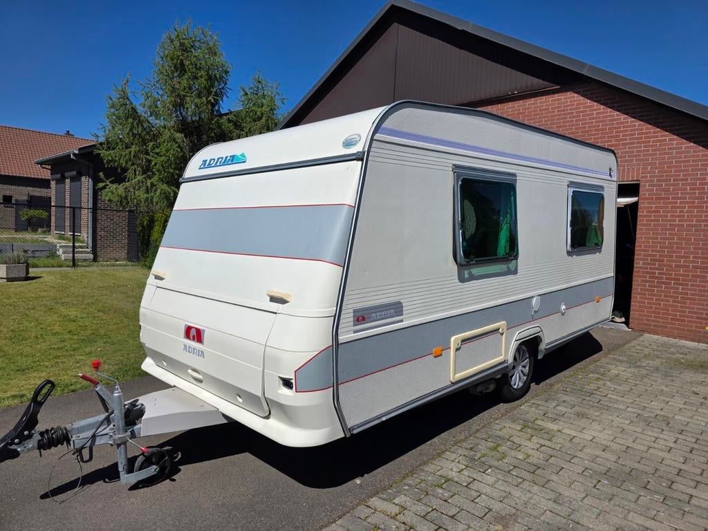 Adria 4m30 entièrement rénovée avec climatisation, panneaux, Caravanes & Camping, Caravanes, Particulier, Adria, Airco, Enlèvement