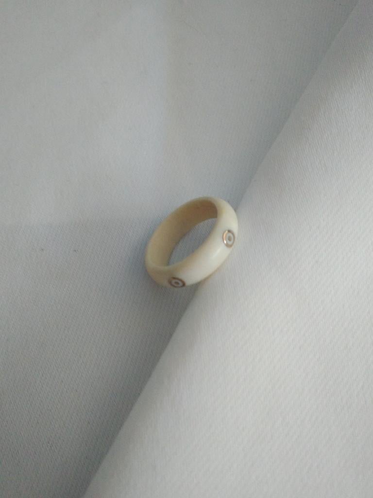 Bague vintage en faux ivoire des années 70, Neuf, Enlèvement ou Envoi, Plus petit que 17, Synthétique