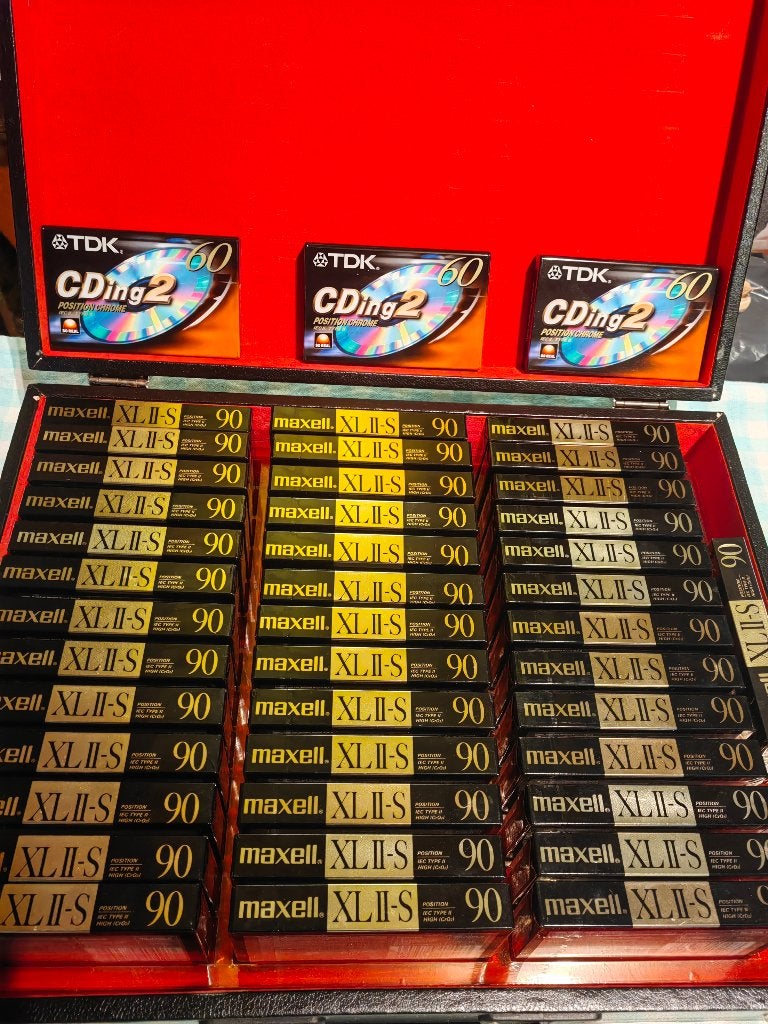 Nouvelles cassettes, Enlèvement ou Envoi, 26 cassettes audio ou plus, Originale, Avec boîte de rangement, étagère ou coffret