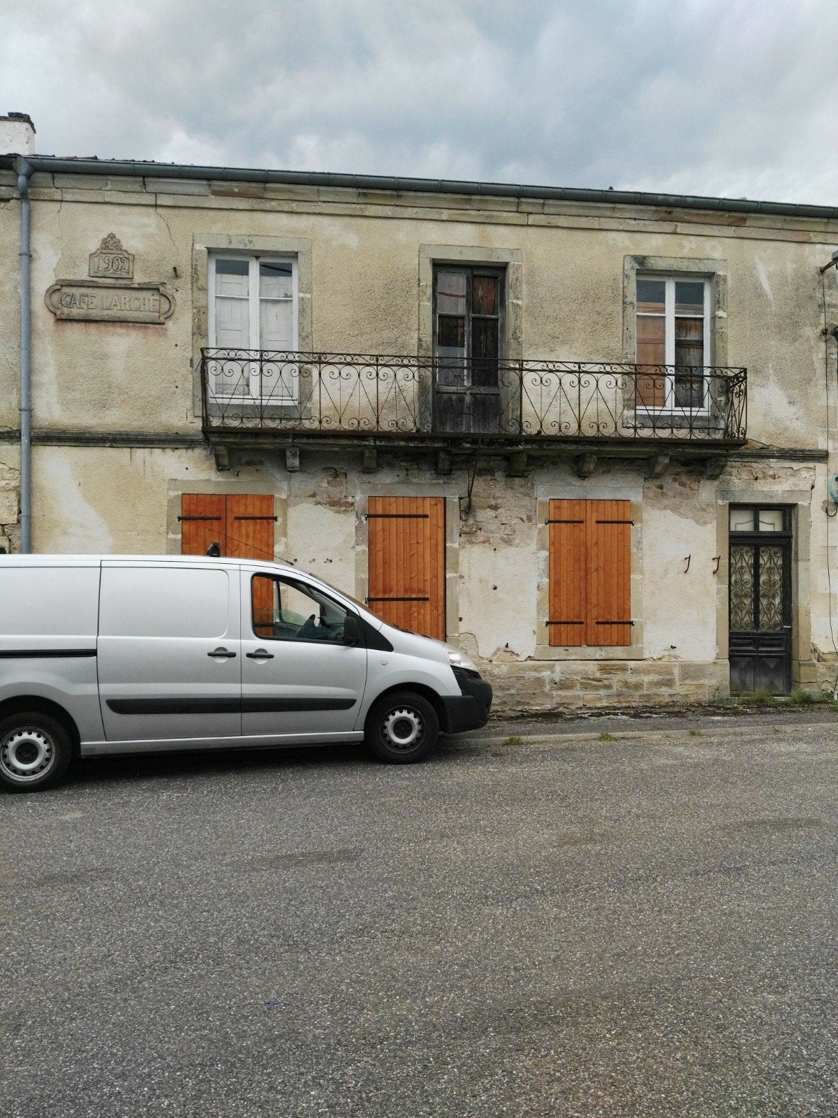 maison avec café, Immo, Appartements & Studios à louer
