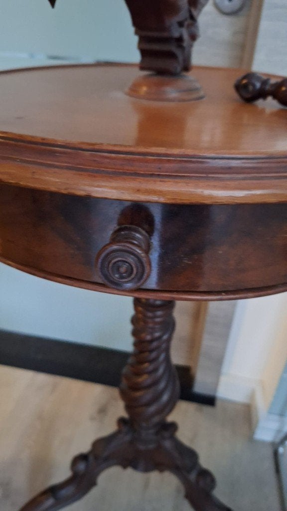 Antieke mahonie kaptafel, Enlèvement