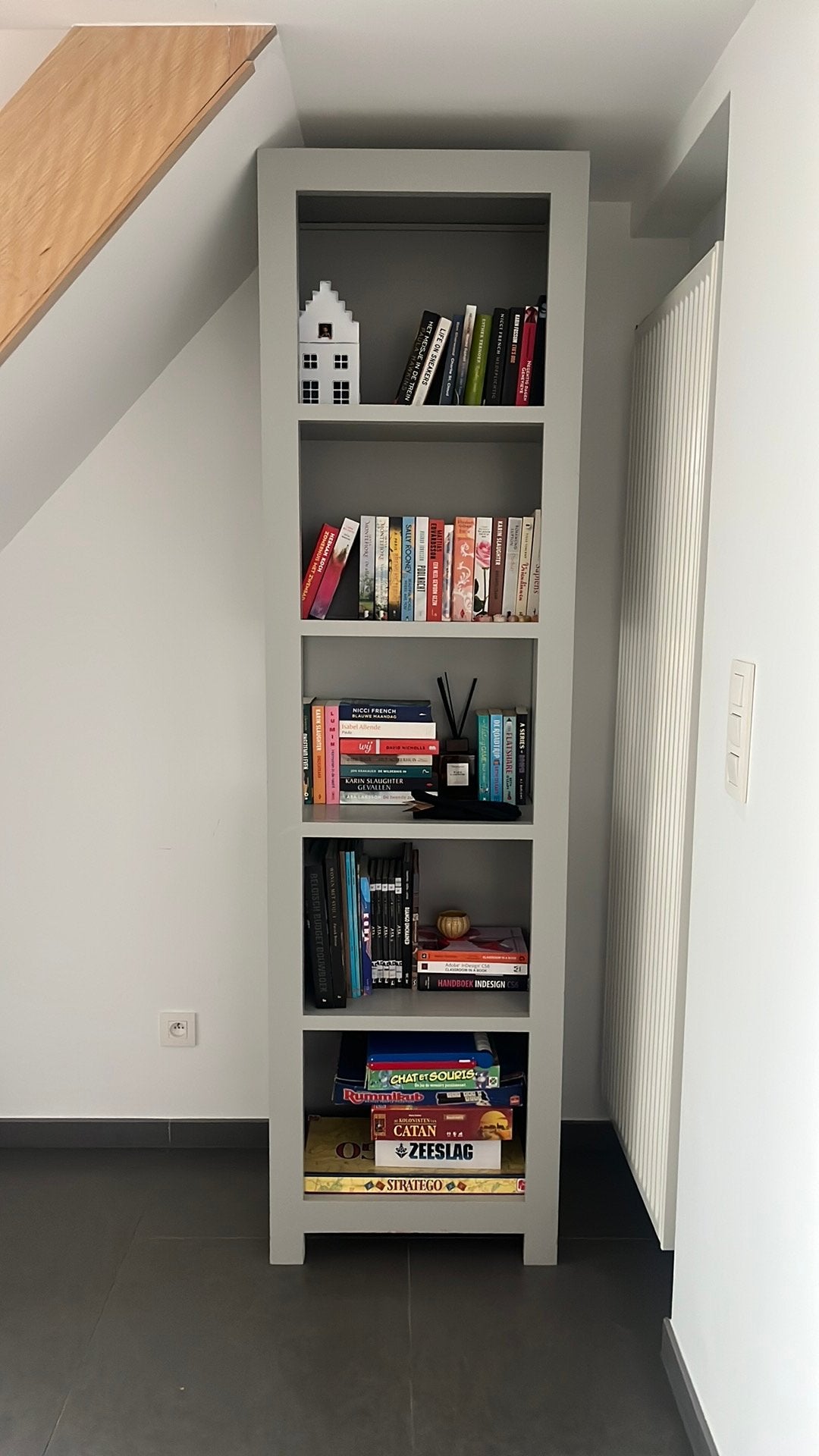 Boeken of spelletjes kast, Huis en Inrichting, Kasten | Boekenkasten, Ophalen, Zo goed als nieuw, Landelijk