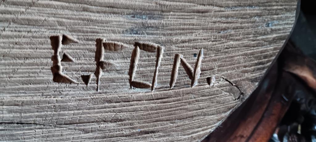 Statue en bois de femme avec roi signée E. FON, Enlèvement ou Envoi