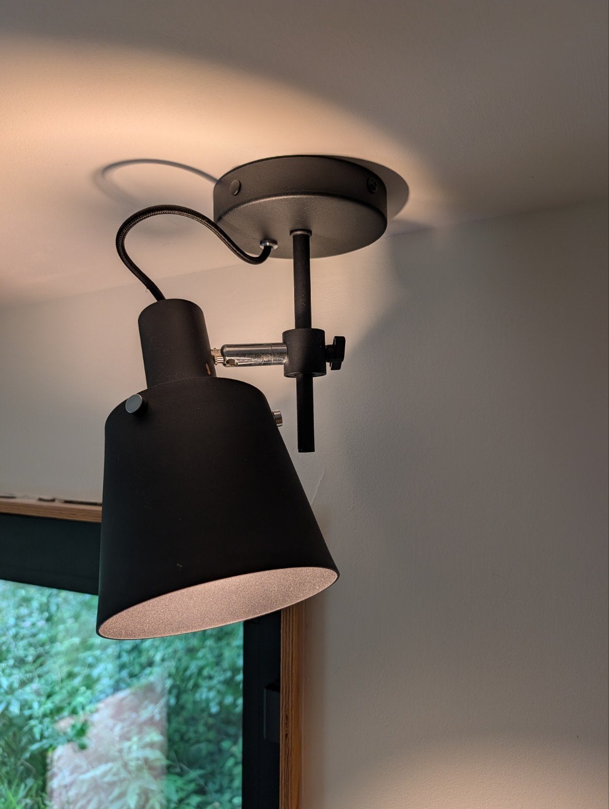 zwarte metalen spot, Ophalen