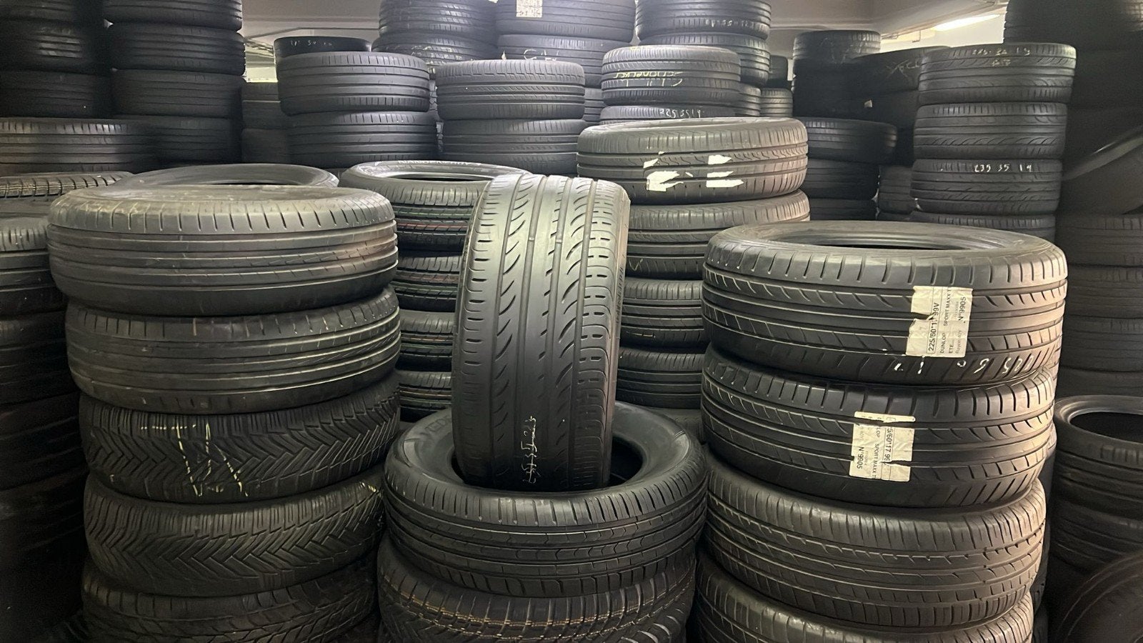 28525r20 285 25 r20 285/25/r20 pirelli avec montage, Enlèvement ou Envoi