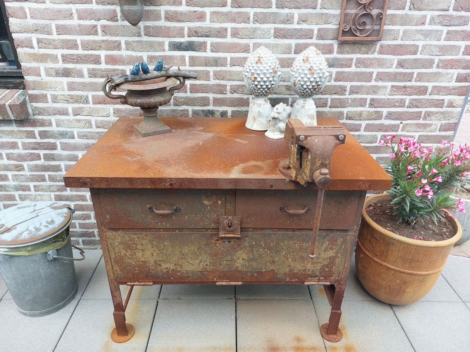 Zware industriele werkbank met bankschroef, Ophalen, Bankschroef