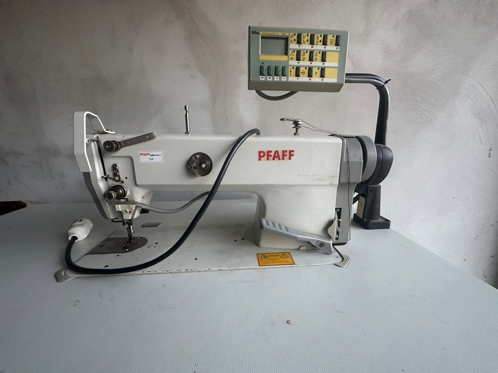 Machine à coudre industrielle PFAFF 951-900/57, Pfaff, Machine à coudre, Industrie, Enlèvement