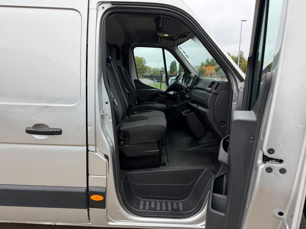 Nissan Interstar (Stock ID 40401) — 23