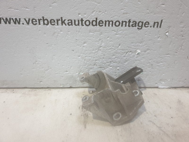 VERSNELLINGSBAKSTEUN LINKS Ford Puma (01-1997/06-2002), Gebruikt, Henry-Ford-Straße  1
50735  Köln, DE, Ford-Werke GmbH, Kunden@ford.com
