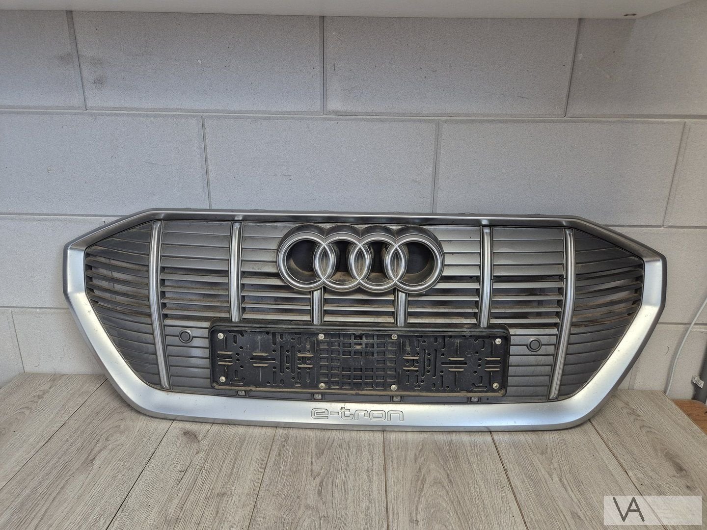Audi E-tron 2018 - 2023 grille in voorbumper met pdc camera, Gebruikt, -, -, -